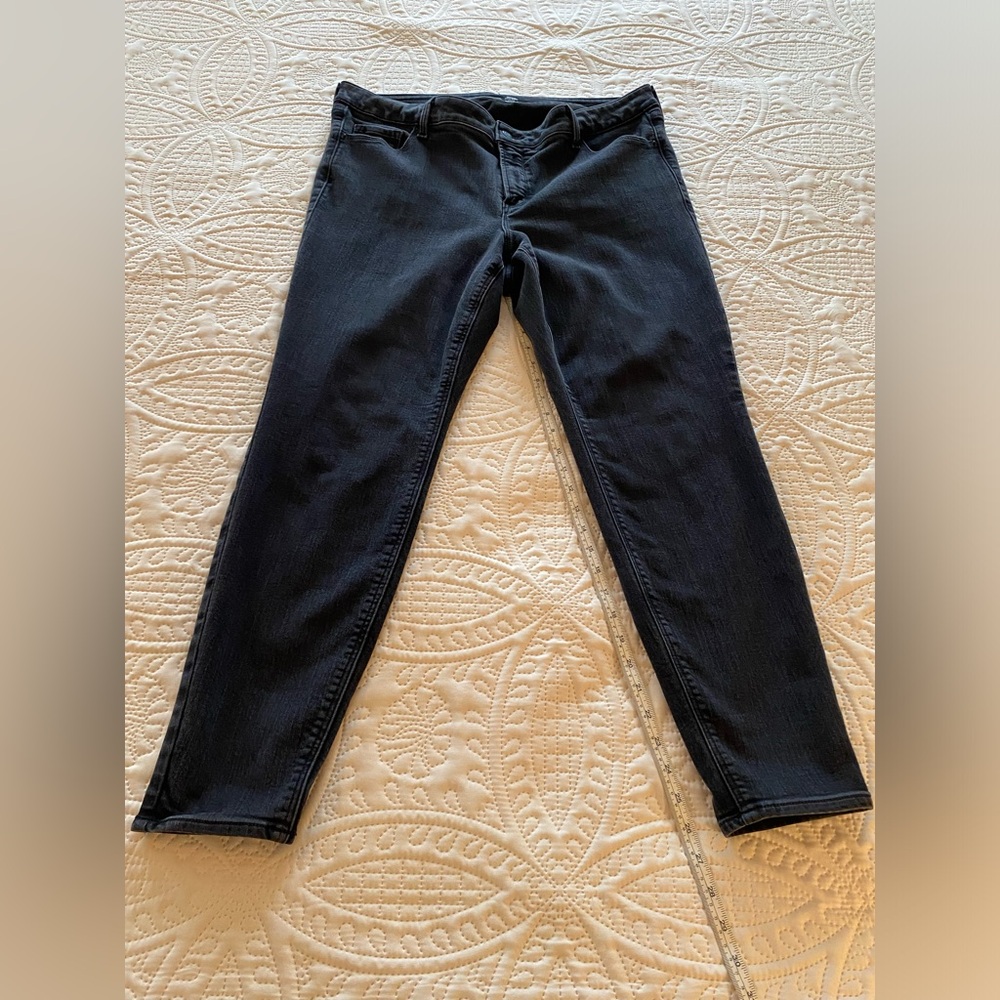 Woman’s Old Navy Black Rockstar Super Skinny Jeans Size 22L